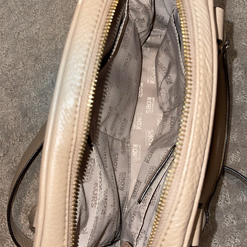 Michael Kors beige pocketbook - Picture 6 of 9